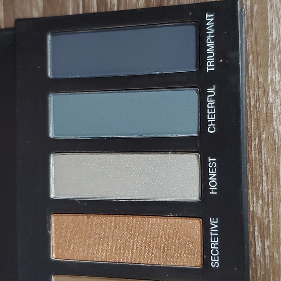 Younique Moodstruck Addiction Shadow Palette 4 - Picture 4 of 4